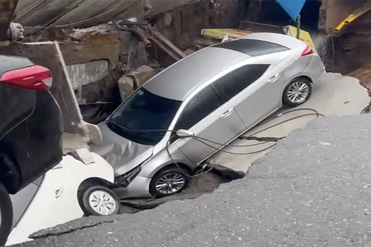 "Hố tử thần" nuốt ô tô do Công ty CP Tập đoàn Xây dựng Hòa Bình gây ra trong qúa trình thi công phần hầm dự án Capital Square 3.