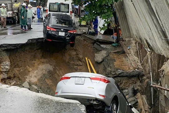 Hố tử thần cuốn theo 2 ô tô xuống dưới.