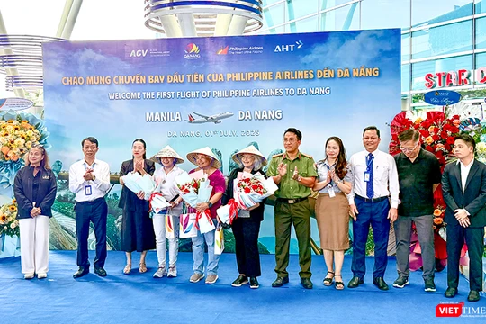 Hành khách trên chuyến bay đầu tiên của Hãng hàng không Philippine Airlines đã hạ cánh tại Sân bay Quốc tế Đà Nẵng được chào đón nồng hậu.