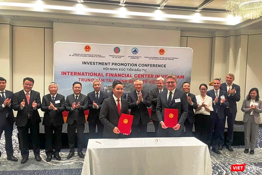 Chủ tịch UBND thành phố Đà Nẵng Phạm Đức Ấn và Frankfurt Main Finance (Đức) ký kết Bản ghi nhớ hợp tác về Trung tâm tài chính Đà Nẵng.