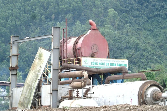 Khu xử lý rác thải tại bãi rác Khánh Sơn (Đà Nẵng) chỉ còn lại là khối động cơ xử lý rác cũ kỹ, gắn tên Công ty CP môi trường Việt Nam.