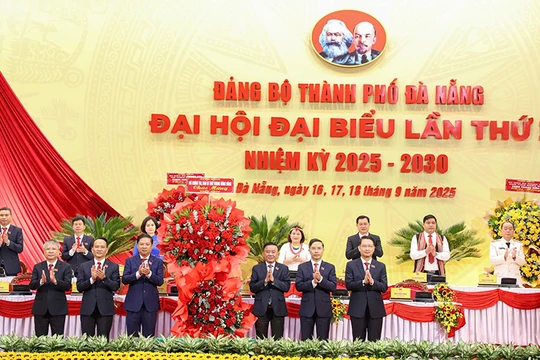 Ông Trần Cẩm Tú, Uỷ viên Bộ Chính trị, Thường trực Ban Bí thư thay mặt Bộ Chính trị tặng hoa chúc mừng Đại hội Đại biểu lần thứ I Đảng Bộ TP Đà Nẵng, nhiệm kỳ 2025-2030.