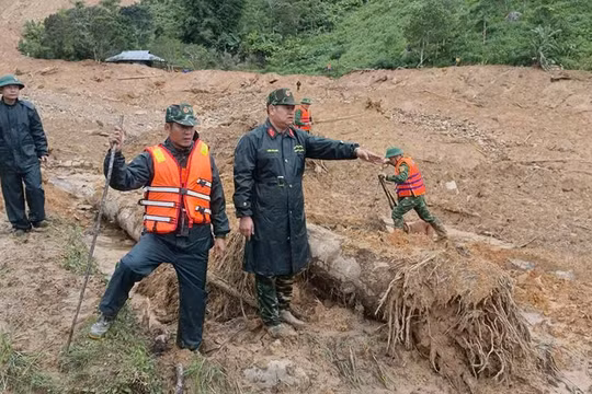Lực lượng cứu nạn phát hiện thi thể nổi trên bề mặt đất đá, do mưa lớn kéo dài cuốn trôi đất đá, bùn đất. Ảnh Khải Đăng.