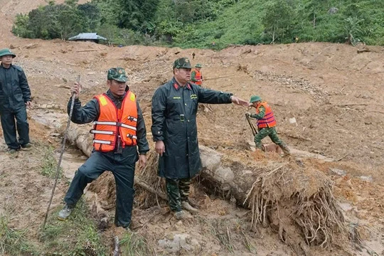 Lực lượng cứu nạn phát hiện thi thể nổi trên bề mặt đất đá, do mưa lớn kéo dài cuốn trôi đất đá, bùn đất. Ảnh Khải Đăng.
