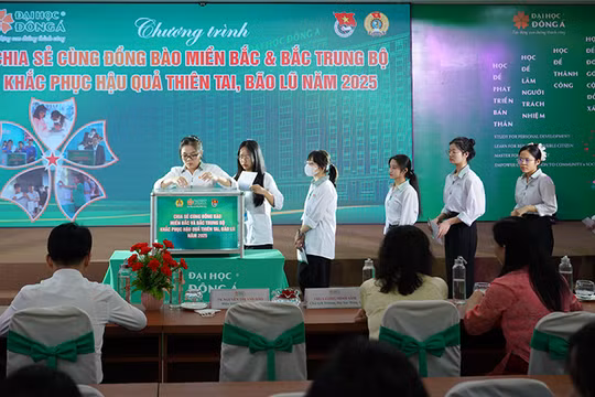 Thầy và trò Đại học Đông Á quyên góp ủng hộ đồng bào khắc phục hậu quả thiên tai, bão lũ năm 2025.