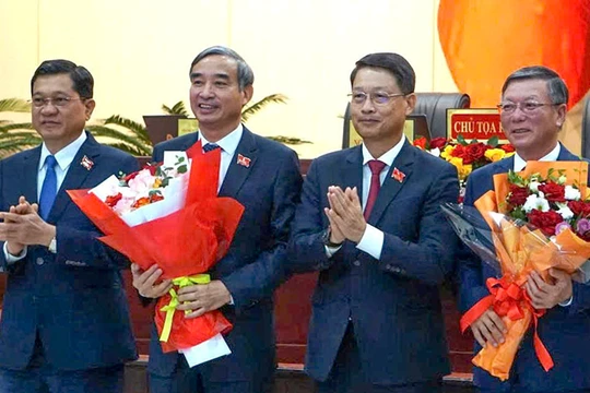 Đại diện HĐND TP tặng hoa cho ông Lê Trung Chinh (thứ 2 từ trái sang), Chủ tịch UBND TP Đà Nẵng và ông Lê Văn Trung (bìa phải), Chủ tịch Ủy ban Mặt trận Tổ quốc Việt Nam TP Đà Nẵng.