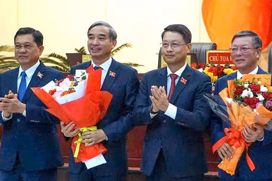 Đại diện HĐND TP tặng hoa cho ông Lê Trung Chinh (thứ 2 từ trái sang), Chủ tịch UBND TP Đà Nẵng và ông Lê Văn Trung (bìa phải), Chủ tịch Ủy ban Mặt trận Tổ quốc Việt Nam TP Đà Nẵng.