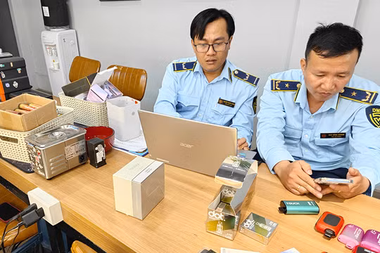 Lực lượng Chi cục Quản lý thị trường Đà Nẵng kiểm tra tại cơ sở kinh doanh bên đường P.C.T (thành phố Đà Nẵng) do ông P.T.C làm chủ. Ảnh QLTT cung cấp.