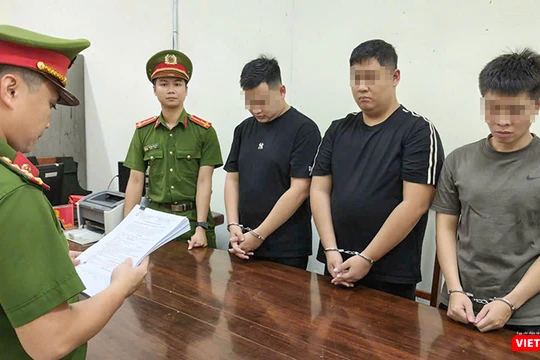 Cơ quan công an tống đạt quyết định khởi tố, bắt tạm giam đối với 3 đối tượng: Phạm Tuấn Thành, Nguyễn Huy Hiệp và Phạm Tiến Dũng.