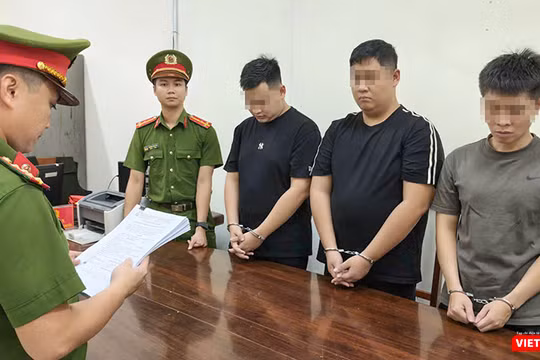 Cơ quan công an tống đạt quyết định khởi tố, bắt tạm giam đối với 3 đối tượng: Phạm Tuấn Thành, Nguyễn Huy Hiệp và Phạm Tiến Dũng.