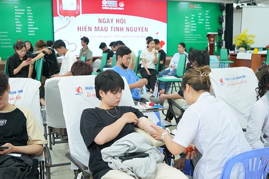 Hơn 350 đơn vị máu được hiến trong Ngày hội lần thứ 42 tại Đại học Đông Á.