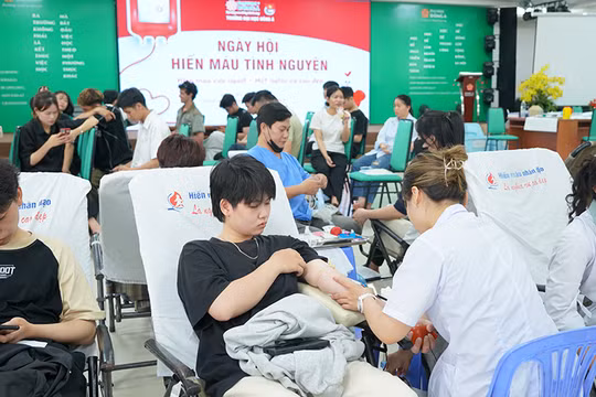 Hơn 350 đơn vị máu được hiến trong Ngày hội lần thứ 42 tại Đại học Đông Á.