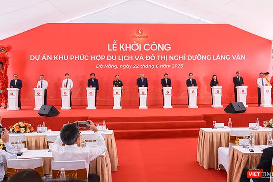 Phó thủ tướng Thường trực Nguyễn Hoà Bình cùng lãnh đạo bộ ngành, địa phương bấm nút khởi công dự án.