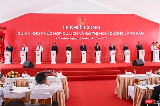 Phó thủ tướng Thường trực Nguyễn Hoà Bình cùng lãnh đạo bộ ngành, địa phương bấm nút khởi công dự án.