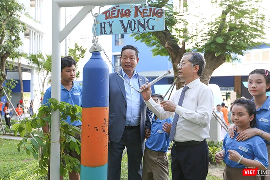 Ông Nguyễn Văn Quảng, Bí thư Thành ủy Đà Nẵng và ông Trương Gia Bình, Chủ tịch HĐQT Tập đoàn FPT thực hiện nghi thức đánh kẻng khai trường tại lễ khánh thành trường Hy Vọng dành cho trẻ mất cha mẹ vì COVID-19.