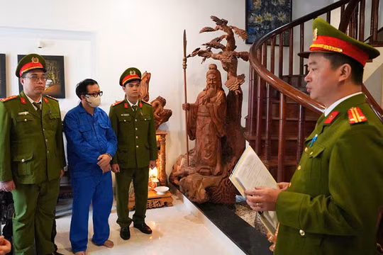 Cơ quan công an tống đạt quyết định khởi tố, bắt tạm giam và khám xét nhà của ông Lê Anh Phương. Ảnh: Công an cung cấp.