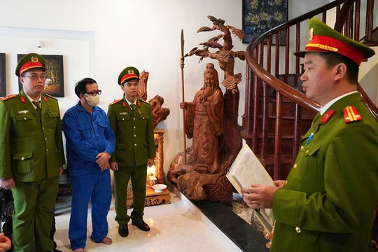 Cơ quan công an tống đạt quyết định khởi tố, bắt tạm giam và khám xét nhà của ông Lê Anh Phương. Ảnh: Công an cung cấp.