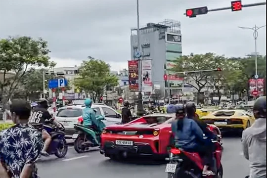 Dàn siêu xe nối đuôi vượt đèn đỏ ở Đà Nẵng khiến dư luận bức xúc (Ảnh chụp từ clip).