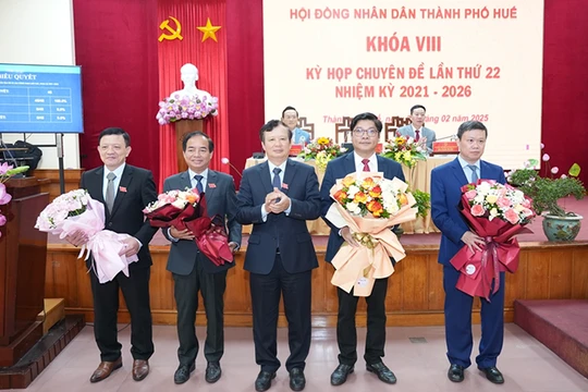 Ông Nguyễn Chí Tài (thứ hai từ phải sang) vừa được bầu giữ chức Phó Chủ tịch UBND TP Huế.