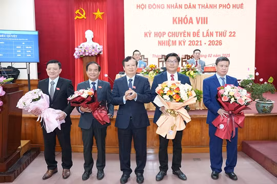 Ông Nguyễn Chí Tài (thứ hai từ phải sang) vừa được bầu giữ chức Phó Chủ tịch UBND TP Huế.