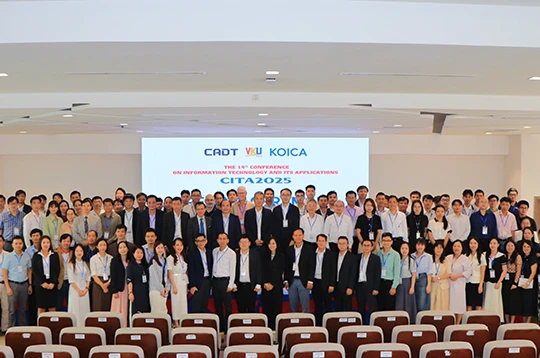 Các đại biểu, chuyên gia chụp ảnh lưu niệm tại Hội thảo Khoa học Quốc tế CITA 2025 tổ chức ở Phnom Penh, Campuchia.