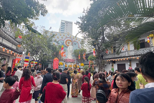 Sáng Mùng 1 Tết Ất Tỵ, người dân Đà Nẵng đổ về các ngôi chùa trên địa bàn để thăm viếng, cầu cho năm mới bình an.