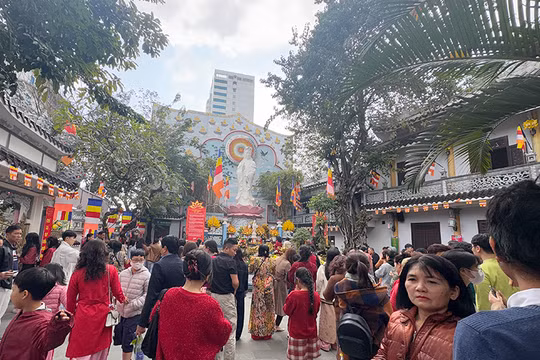 Sáng Mùng 1 Tết Ất Tỵ, người dân Đà Nẵng đổ về các ngôi chùa trên địa bàn để thăm viếng, cầu cho năm mới bình an.