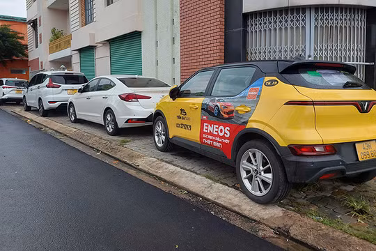 Người dân Đà Nẵng đưa xe lên các vỉa hè cao để tránh ngập lụt.