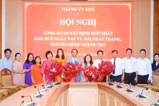 Lãnh đạo Trung tâm Truyền thông thành phố Huế tại buổi công bố quyết định hợp nhất.