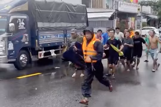 Người dân khiêng cả ghe đưa các nạn nhân bị ngạt khí thải máy nổ đi cấp cứu.