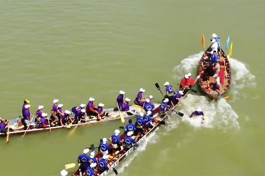 Thuyền đua đội Tam Tiến bị thuyền đua đội Cẩm Thanh và thuyền cổ động viên đâm chìm tại Giải đua thuyền truyền thống PT-TH Quảng Nam lần thứ 28 năm 2025. Ảnh chụp từ clip của Văn Tuấn Vlog.