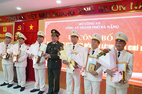 Thiếu tướng Vũ Xuân Viên, Giám đốc Công an TP Đà Nẵng trao quyết định nghỉ hưu trước tuổi cho lãnh đạo cấp phòng thuộc Công an TP Đà Nẵng.