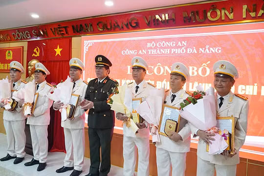 Thiếu tướng Vũ Xuân Viên, Giám đốc Công an TP Đà Nẵng trao quyết định cho lãnh đạo các phòng xin nghỉ hưu trước tuổi.