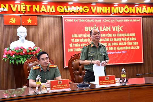 Thiếu tướng Nguyễn Hữu Hợp, Giám đốc Công an tỉnh Quảng Nam và Đại tá Nguyễn Đại Đồng, Phó Giám đốc phụ trách Công an TP Đà Nẵng chủ trì buổi làm việc. Ảnh: Công an Đà Nẵng.