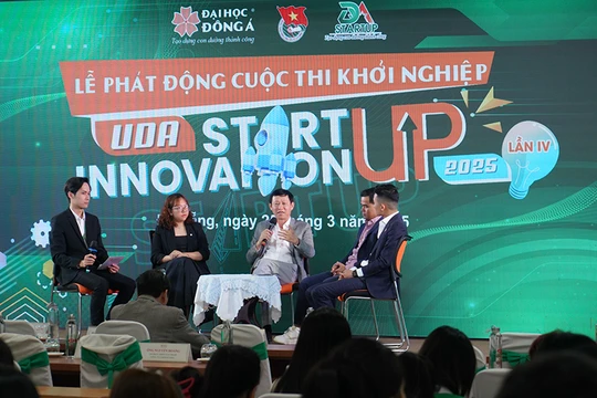 Các diễn giả, chuyên gia đối thoại tại chương trình khởi động cuộc thi khởi nghiệp sinh viên “UDA Startup Innovation 2025”.