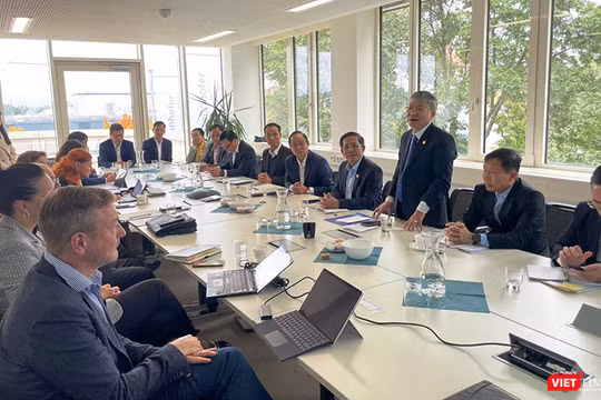 Ông Nguyễn Đức Dũng, Chủ tịch HĐND thành phố Đà Nẵng và đoàn công tác thành phố Đà Nẵng tại buổi làm việc với Viện nghiên cứu hệ thống bằng điện tử (Fraunhofer Enas) Đức.