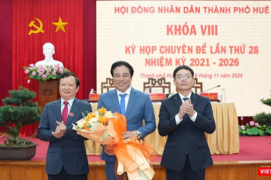 Ông Nguyễn Khắc Toàn (đứng giữa) được bầu giữ chức Chủ tịch Chủ tịch UBND thành phố.