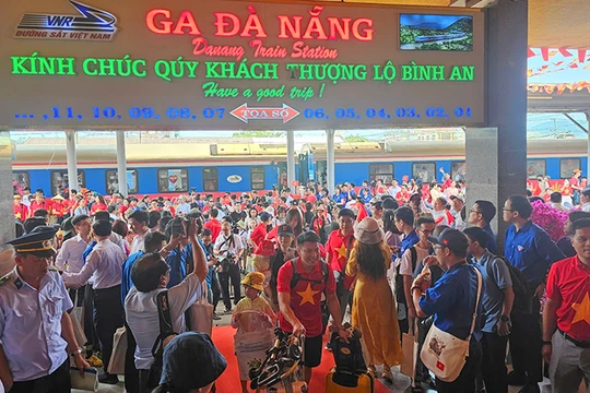Du khách đến Đà Nẵng trong dịp lễ 30/4-1/5 bằng đường sắt tăng mạnh do chất lượng được cải thiện và nhiều dịch vụ hấp dẫn.