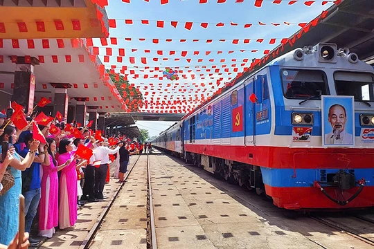 Tái hiện khoảnh khắc lịch sử 2 đoàn tàu Thống Nhất hội ngộ tại Đà Nẵng