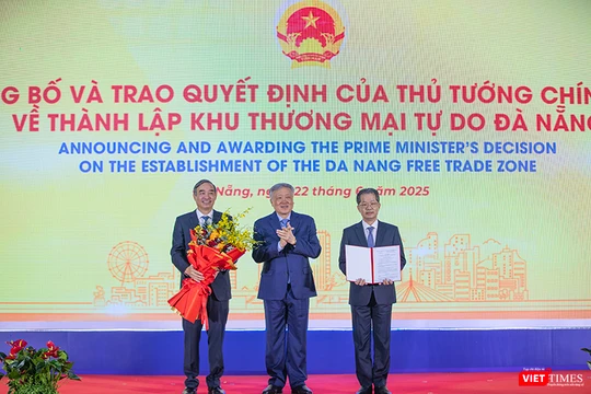 Phó Thủ tướng thường trực Chính phủ Nguyễn Hoà Bình thay mặt Chính phủ trao Quyết định của Thủ tướng Chính phủ về thành lập Khu Thương mại tự do Đà Nẵng cho lãnh đạo TP Đà Nẵng.