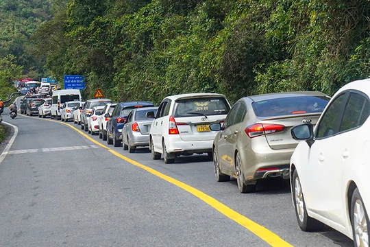 Dòng xe rồng rắn vượt đèo Hải Vân trở về làm việc sau đợt nghỉ Tết Ất Tỵ.