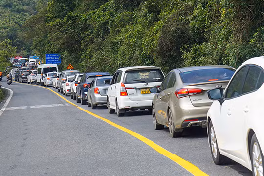Dòng xe rồng rắn vượt đèo Hải Vân trở về làm việc sau đợt nghỉ Tết Ất Tỵ.
