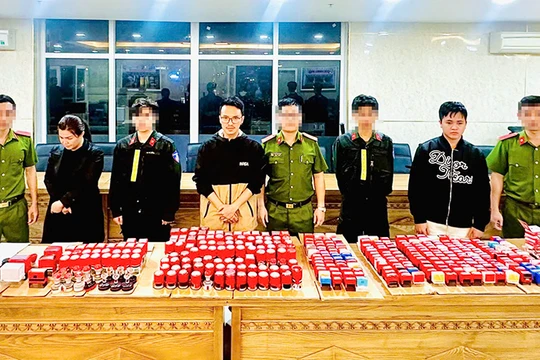 Các đối tượng và tang vật trong đường dây tội phạm rửa tiền quy mô lớn nhất từ trước đến nay tại Đà Nẵng bị triệt phá. Ảnh: Công an cung cấp.