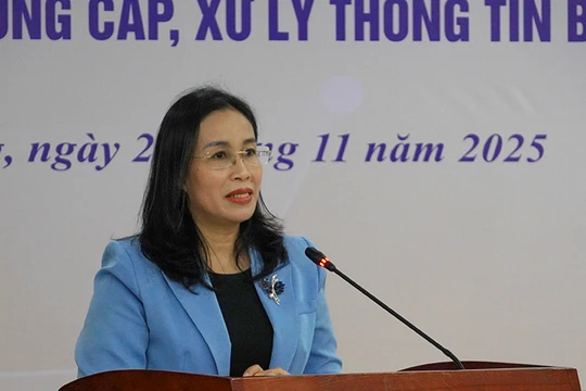 Bà Nguyễn Thị Anh Thi, Phó Chủ tịch UBND TP Đà Nẵng phát biểu tại hội nghị tập huấn “Truyền thông chính sách và kỹ năng phát ngôn, cung cấp, xử lý thông tin cho báo chí năm 2025" do Sở VH-TT&DL TP Đà Nẵng tổ chức diễn ra sáng 27/11. Ảnh Mai Chi.