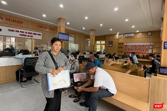 Người dân ra về sau khi được đáp ứng dịch vụ công tại phường An Hải (Đà Nẵng).
