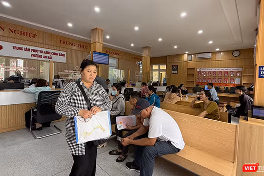 Người dân ra về sau khi được đáp ứng dịch vụ công tại phường An Hải (Đà Nẵng).