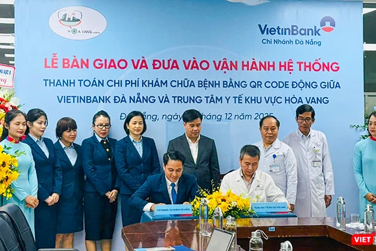 Sáng 3/12, VietinBank chi nhánh Đà Nẵng phối hợp cùng Trung tâm Y tế khu vực Hòa Vang tổ chức Lễ bàn giao và đưa vào vận hành hệ thống thanh toán chi phí khám chữa bệnh bằng QR động.