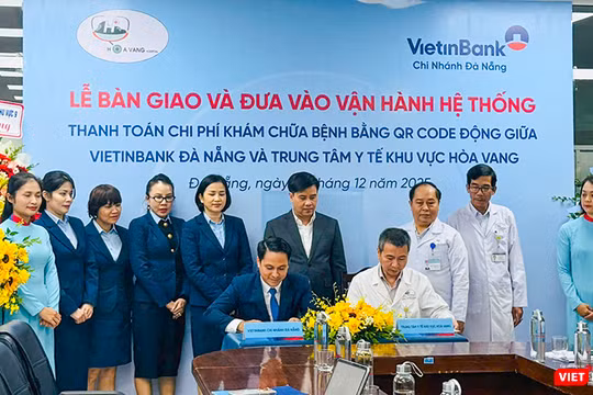 Sáng 3/12, VietinBank chi nhánh Đà Nẵng phối hợp cùng Trung tâm Y tế khu vực Hòa Vang tổ chức Lễ bàn giao và đưa vào vận hành hệ thống thanh toán chi phí khám chữa bệnh bằng QR động.