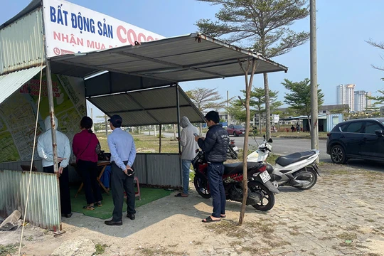 Ki ốt bất động sản tại khu đô thị Điện Nam - Điện Ngọc (Quảng Nam) nhộn nhịp trở lại, mở cửa cả ngày thường trực đón khách.