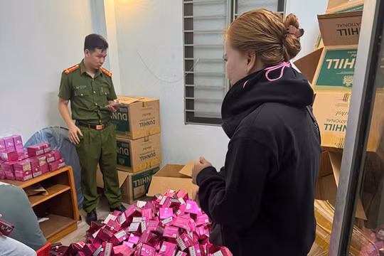 Lực lượng công an kiểm tra hiện trường cơ sở hoạt động của Công ty TNHH MTV Thương mại và Dịch vụ Hạnh Nguyễn Beauty (địa chỉ tại 134-136 Nguyễn Hoàng, phường Thạc Gián, Đà Nẵng), do bà H. làm Giám đốc. Ảnh Công an cung cấp.